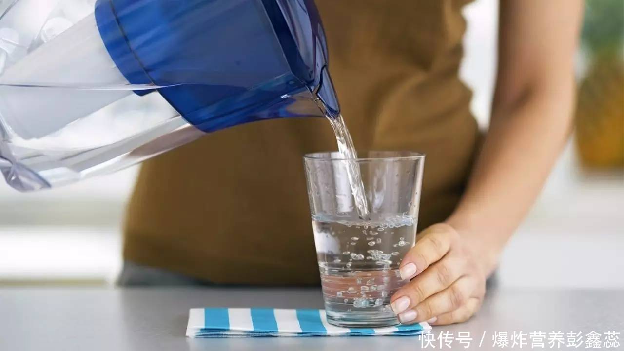 喝什么可以预防心血管疾病(早晨喝水对血管有什么影响？据传能预防心血管疾病，是真的吗)