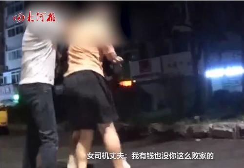  事故的发生|女司机误踩油门追车两辆，丈夫到现场后追打50米：没你这么败家的