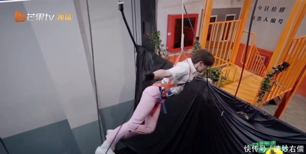 厉害|密室大逃脱邓伦最新帅照来袭!第一个走吊桥展现惊人臂力,好厉害