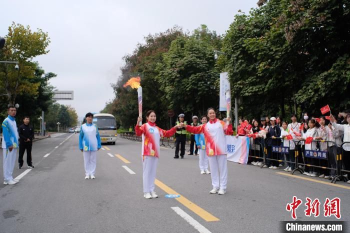 学青会柳州站火炬传递：亚运“女飞人”首棒 火炬手们“花式”点赞