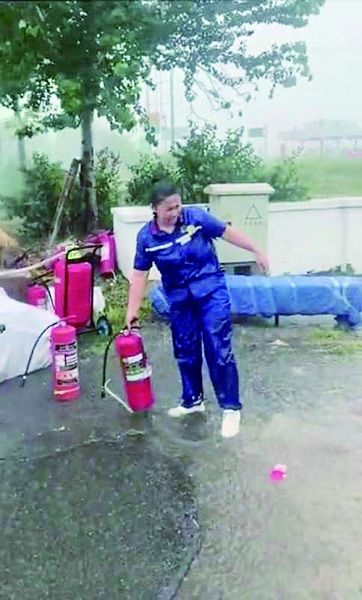  起火|加油站旁货车起火90后女站长冒险扑救