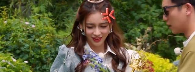  敬业|Baby有多敬业？玩游戏裙子被吹起一角！她的下意识动作堪称教科书