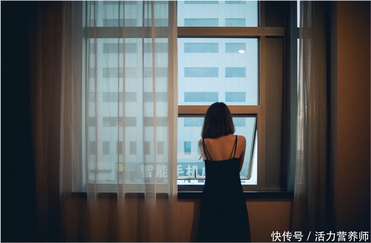 一般什么年纪会出现脑萎缩(网传：不爱开窗的人，更容易诱发脑萎缩？其实，这2件事才是诱因)