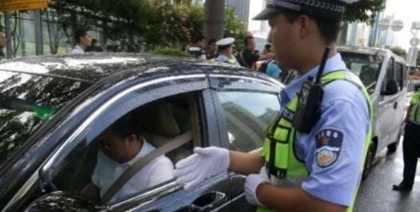 驾驶|没带驾照算“无证驾驶”吗？交警：拿出这个，就不算