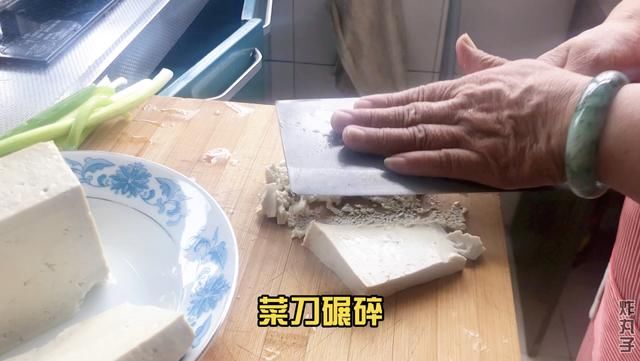  炸丸子|炸丸子：咬破一小口，混杂着豆腐和肉香的热气便扑面而来