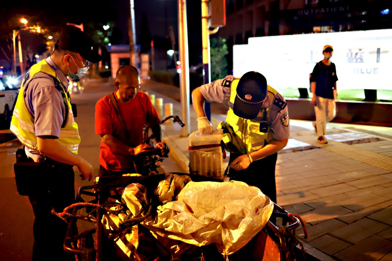 警察|闵行警察夏季勤务模式开启！居民阿姨说：他们一出来，小偷小摸都不敢出来啦