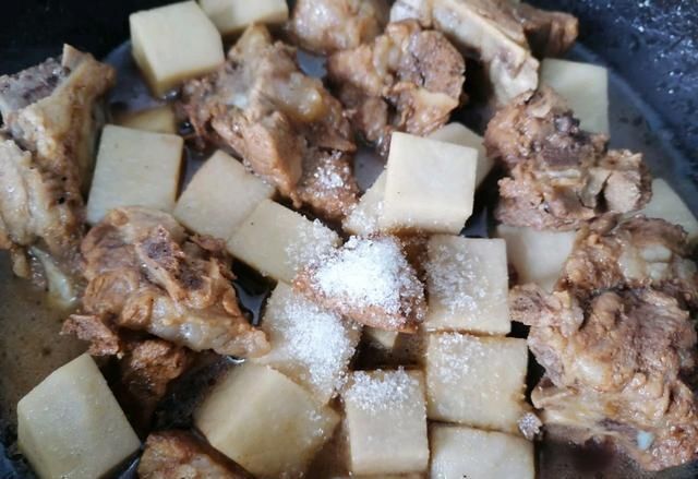 绝配|炖排骨别总放土豆,它才是“绝配”,味道鲜美又补水,秋季别错过