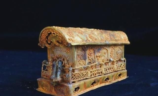 深夜|一团伙白天开饭店深夜挖地道盗文物