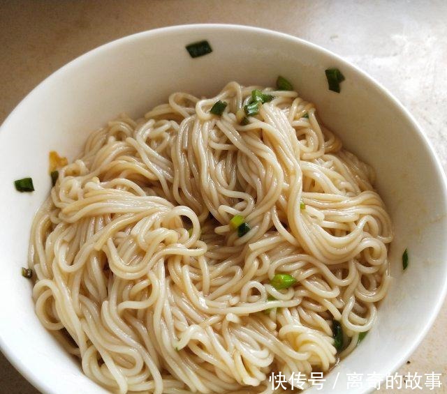  鸡蛋|煎蛋拌面，简单好吃又饱腹