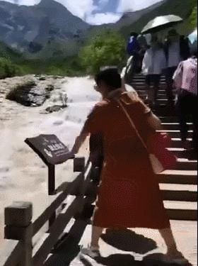  心态|四川景区“手欠大妈”被抓：好心态，是人最大的资本