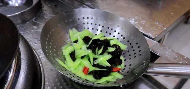  减肥餐|清脆爽口的家常小炒，多吃不长肉，2分钟炒一盘的减肥餐