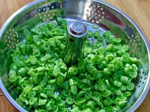  吃饭|天太热孩子不爱吃饭，试试此菜，简单一蒸，“钙铁锌硒”全齐了