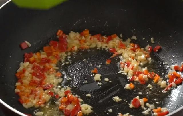  小吃|土豆从小吃到大，这吃法还是第一次见，不炒不炖，鲜嫩多汁不油腻