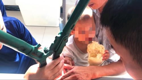  消防指战员|幼童手卡螺母，救援中淡定吃早餐