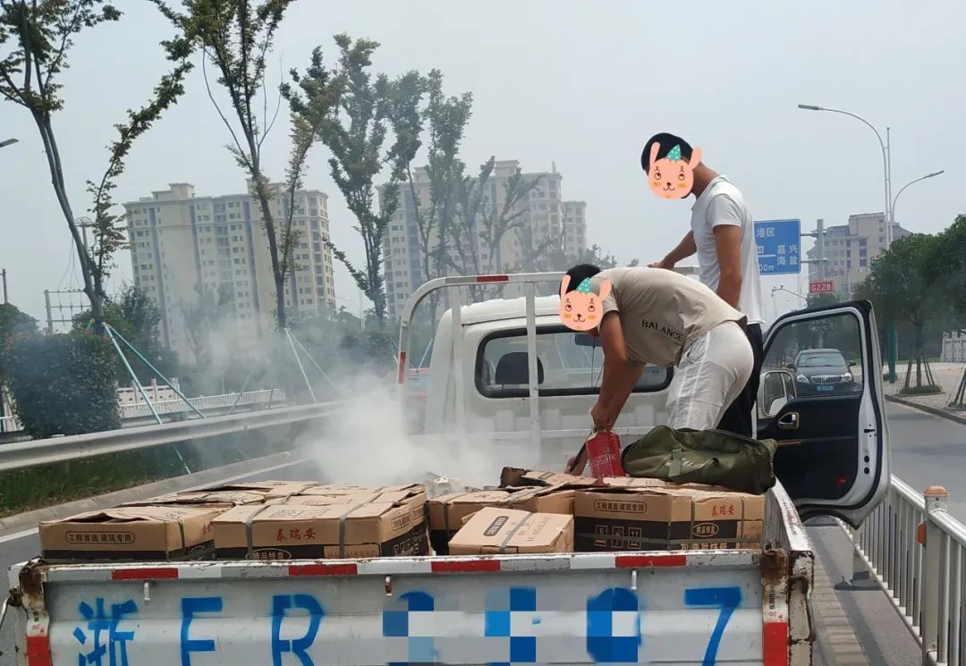 冒烟|行驶途中,车子冒烟,下一幕很暖心!