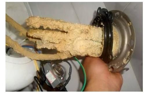 内胆|洗澡的时候热水器通电,“杂牌”内胆炸了,一家三口孩子人没了