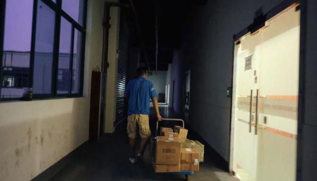 快递|快递小哥8年送50万个包裹，攒出一套学区房