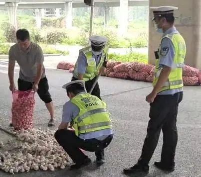  幸遇|十几袋大蒜被甩下车 幸遇中牟交警伸援手