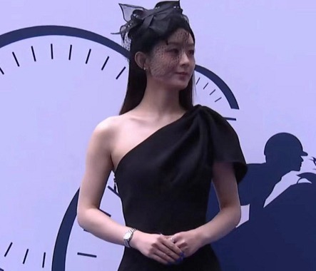 真实|赵丽颖为证明颜值,拍照故意让摄影师关掉滤镜,这脸也太真实了吧