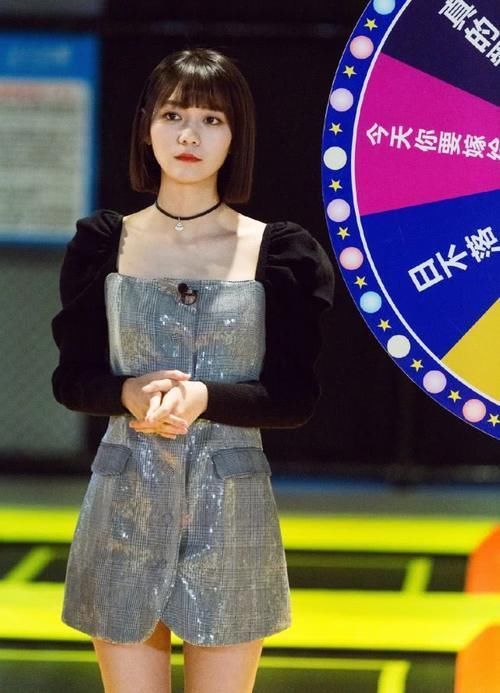 针织衫|她因《创造101》成名,今穿短款牛仔衣配花苞裙,变身帅气少女