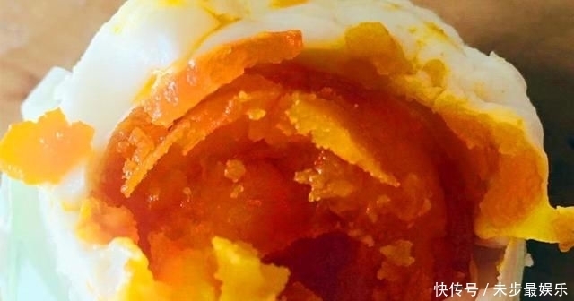 好吃|腌鸭蛋时,别只加盐了!多加这2味,个个入味,起沙流油,特好吃