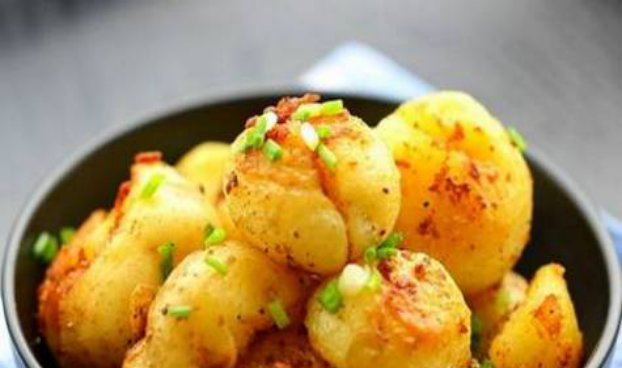  做法|精选美食：熬锅猪肉，肉汁小土豆，酱烧八爪鱼，葱油拌面的做法