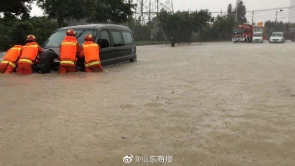  烟台|山东烟台：海阳普降大雨市区内涝严重多车被淹 消防群众联手救助