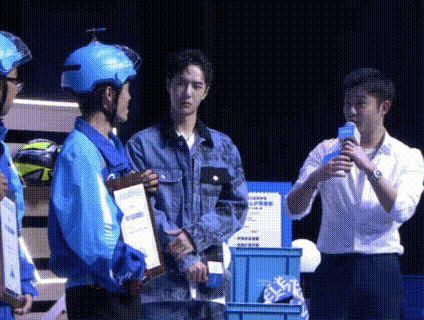 动作 王一博见面会直播，一个动作展现出职业主持人素养，被赞：专业！