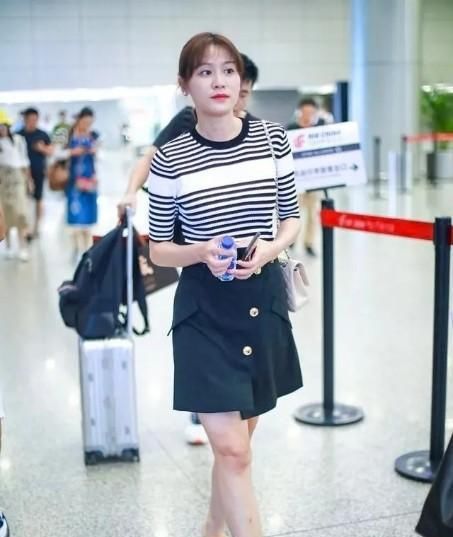  老婆|叶一茜当妈后更时髦了，穿白上衣还在领口挖个洞，不愧是冠军老婆