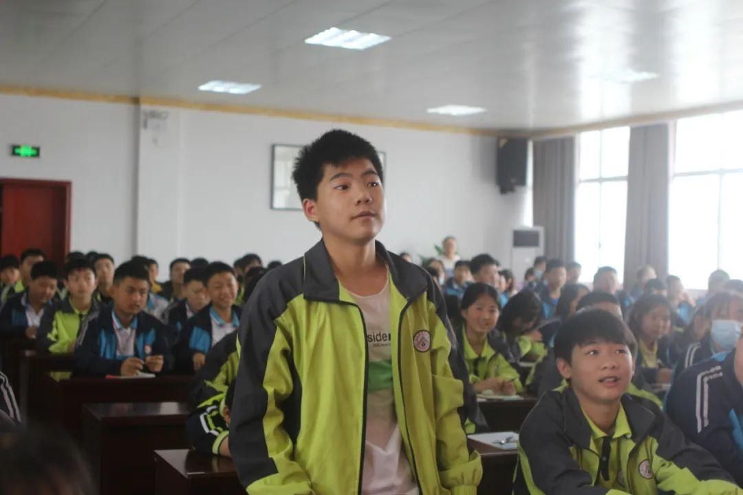 守法|【开学第一课】让尊法、守法成为每一位同学的文明新风尚。