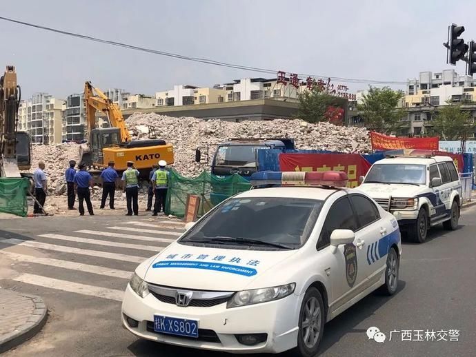 攻坚战|四城同创丨玉林交警全力以赴打好“创城”攻坚战