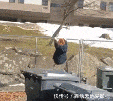 街上|“看这女子的裙子真的挺任性，走在街上我都替她感到尴尬”哈哈哈
