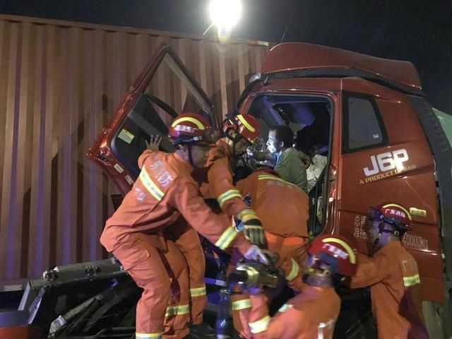  被困|东莞五货车深夜追尾致两人被困，救援人员成功施救