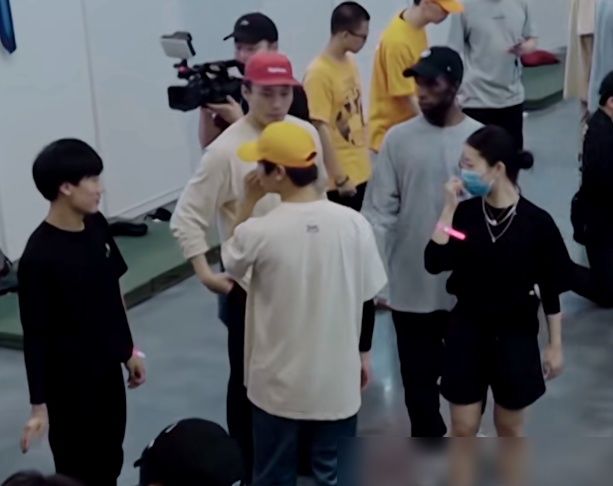  布布|王一博进场牵手大婷，身旁布布一脸懵，网友调侃：终究是错付了