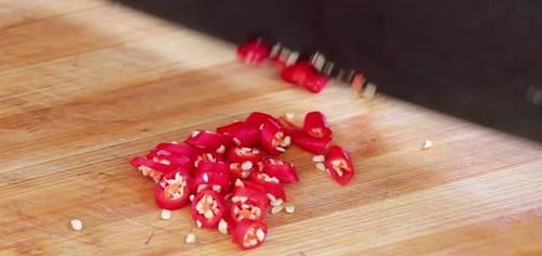  做法|洋葱拌木耳的家常做法，简单又美味，特别爽口