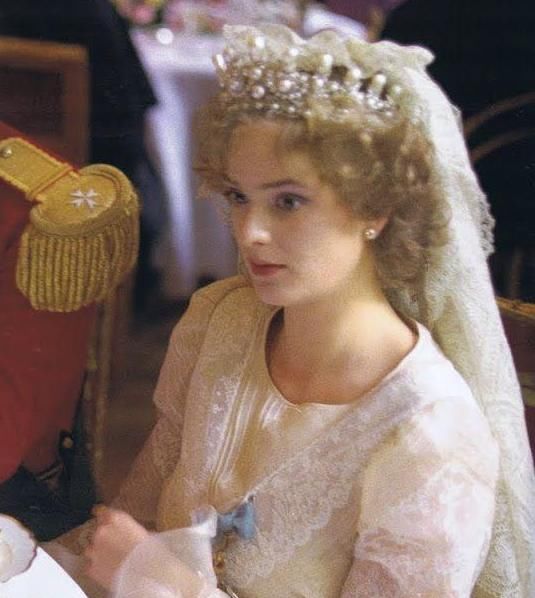 机车|60岁朋克王妃穿长裙骑机车,20岁嫁54岁王子,儿子秃顶颜值成迷