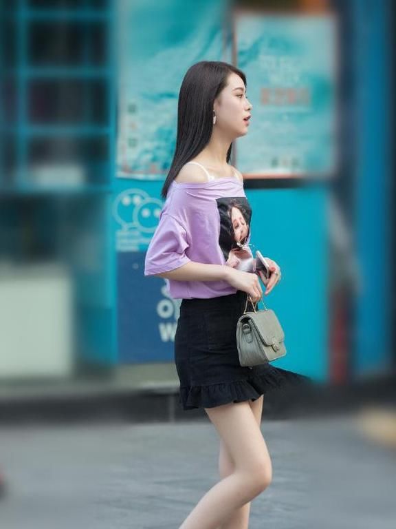 显示|街拍美女，一身绿色蕾丝的连衣裙，显示出自己的大长腿，很有魅力