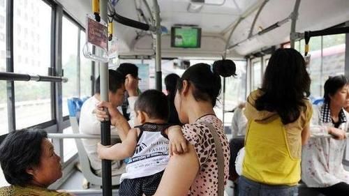 孩子|公交车上婴儿哭闹不止，爸爸不管不问，乘客一句话，救了孩子