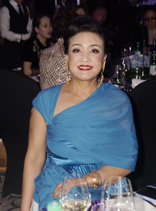  活动|大S婆婆张兰真敢穿，一袭蓝色连衣裙配大浓妆现活动，哪像62岁