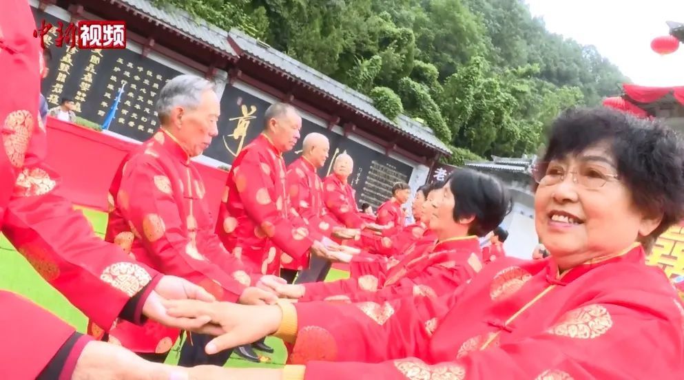 中式|“当年连被子都是借的!”28对金婚老人集体补办中式婚礼