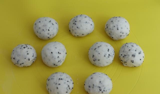  自制|自制吐司太难了，不如做芝麻球，简单，香气四溢，低糖又少油