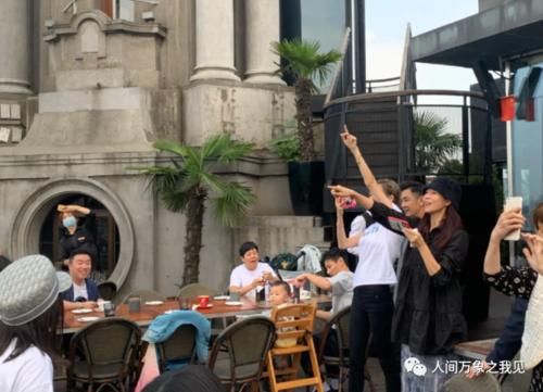 张晋|网友偶遇蔡少芬一家，张晋只顾给儿子拍照，他们两人真不错