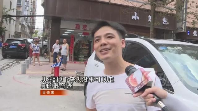  小车|奇迹！男子从8楼坠落砸凹小车，事后自行爬起上了救护车