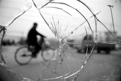  店铺|店铺半夜遭人搬抢一空，值班店员：有30多名壮汉，电锯开的锁