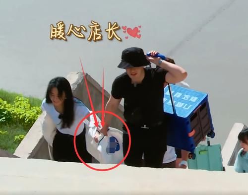  避嫌|赵丽颖走不动路，谁注意黄晓明拉她的手部动作，太会避嫌了