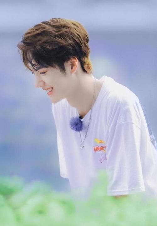  摔滑板|真性情or太暴躁，王一博激动时摔凳子，街舞文化里还有这元素？