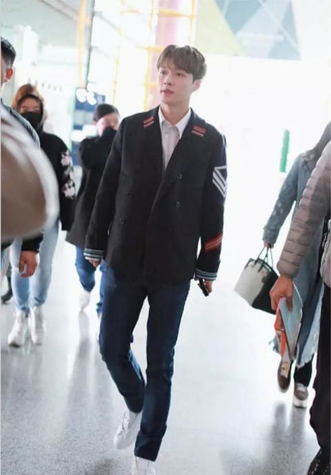  演绎|张艺兴现身机场，演绎混搭休闲风，眼神迷离呆萌，网友：没睡醒吧