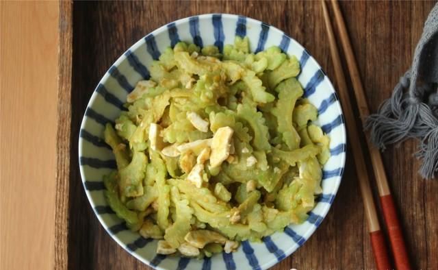  做法|苦瓜这做法，我家三天两头吃，简单一炒，平时讨厌它的爸爸都说好吃