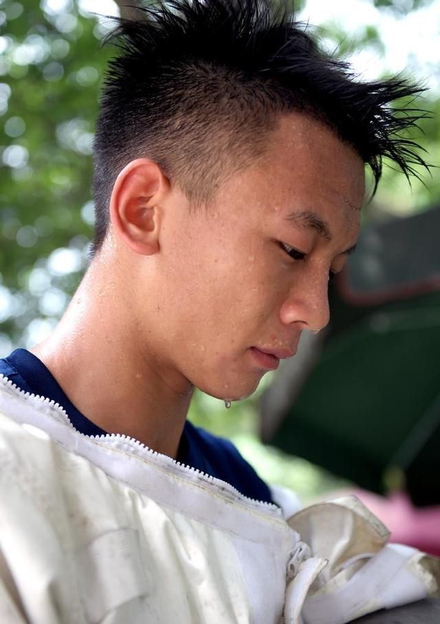  防蜂服|记者体验捅马蜂窝 才几分钟就成了“落汤鸡”