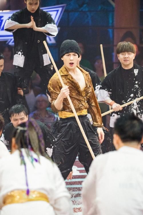  王一博|本期《街舞3》王嘉尔舞蹈表现惊艳被称赞，可王一博却被骂惨了！